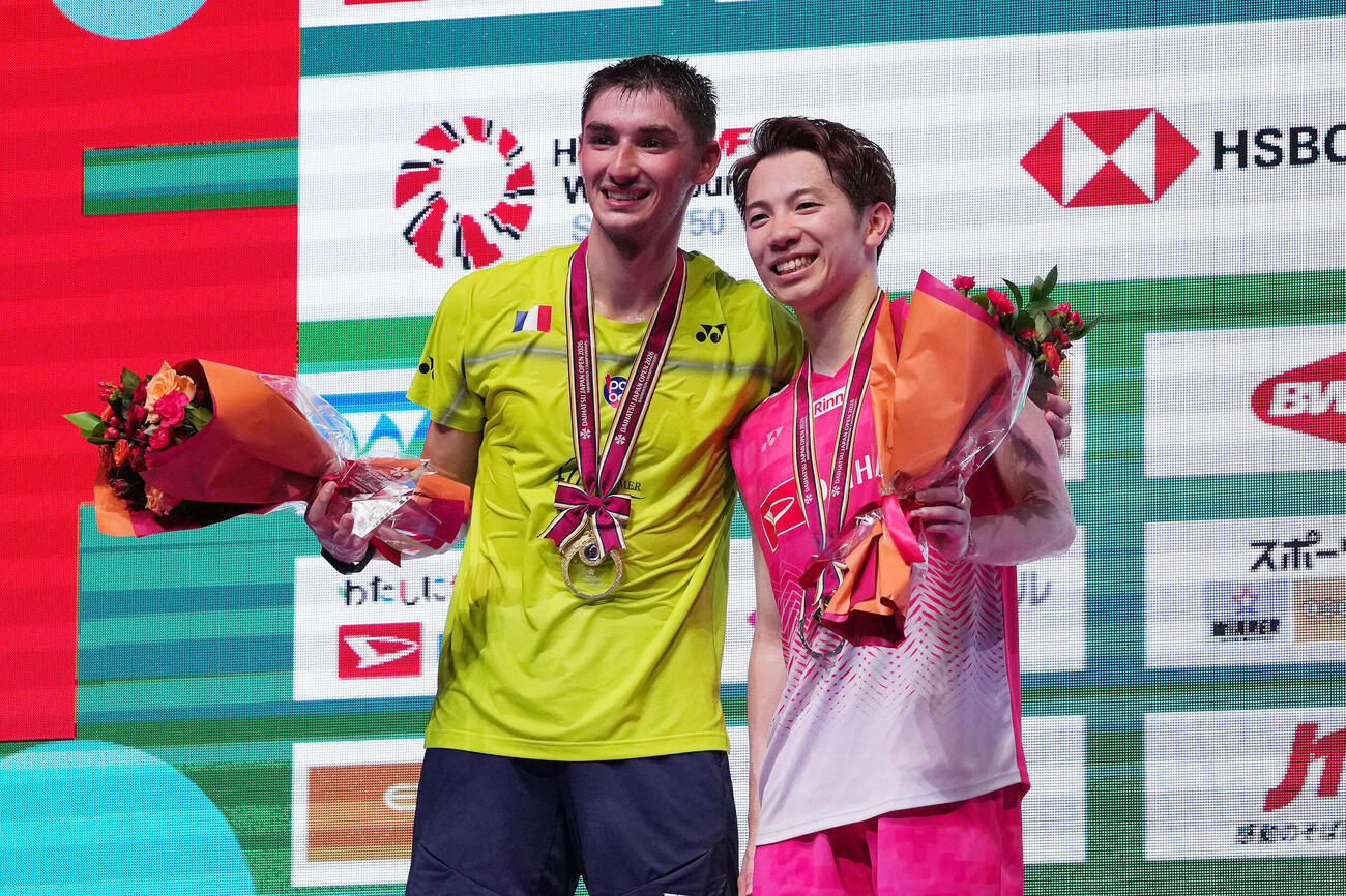 男子シングルス2位の渡辺航貴（右）は優勝を決めたフランスのクリスト・ポポフと記念撮影する（撮影・滝沢徹郎）