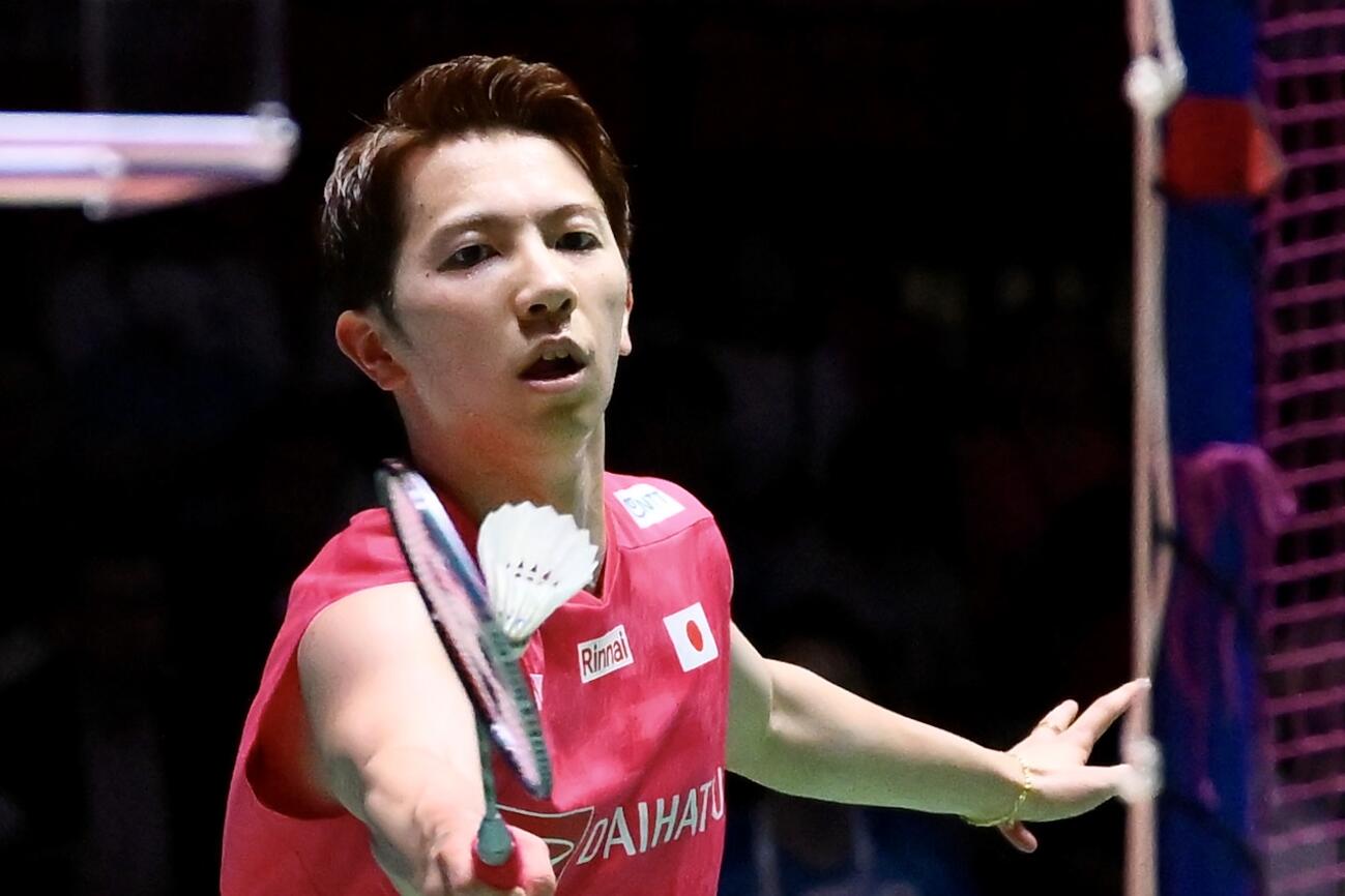 男子シングルス決勝でシャトルを追う渡辺航貴（撮影・滝沢徹郎）