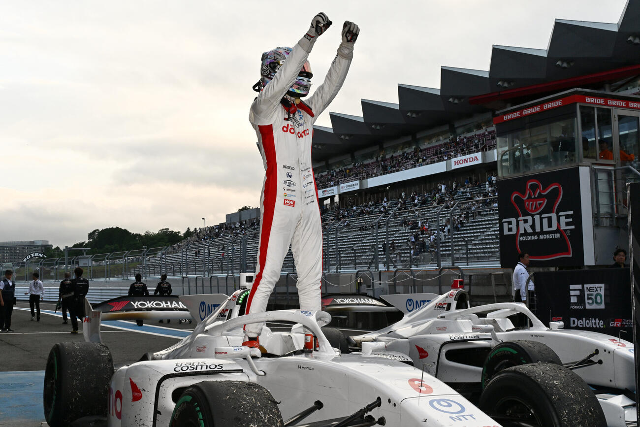 優勝した太田格之進はマシンに上がってガッツポーズ（JRP提供）