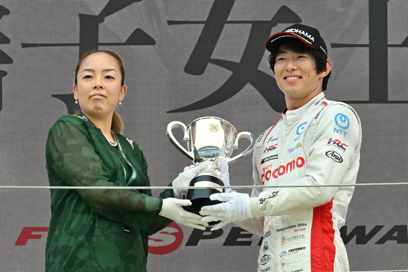 優勝した太田格之進に瑶子女王杯を授与する瑶子さま（左から＝JRP提供）