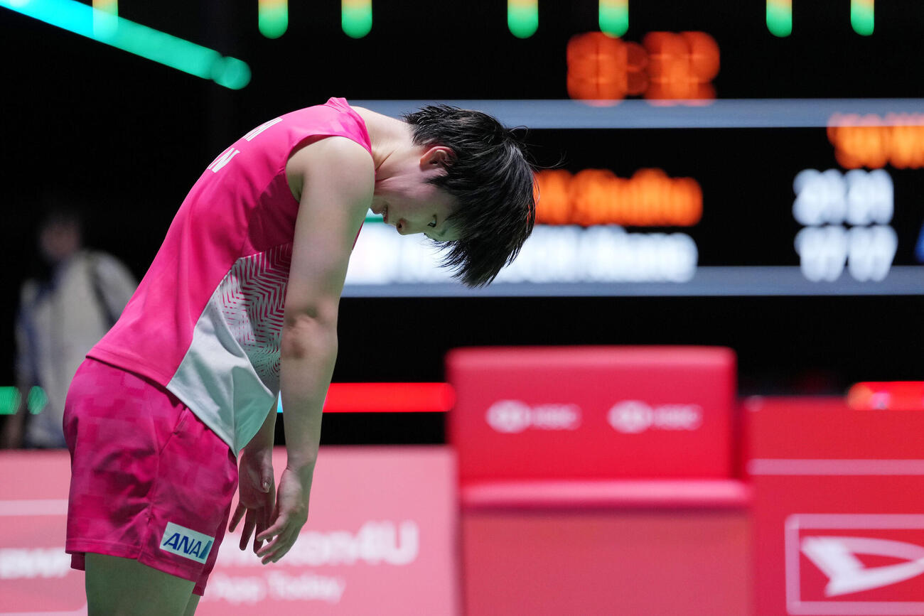 女子シングルス決勝で敗れあいさつする山口茜（撮影・滝沢徹郎）