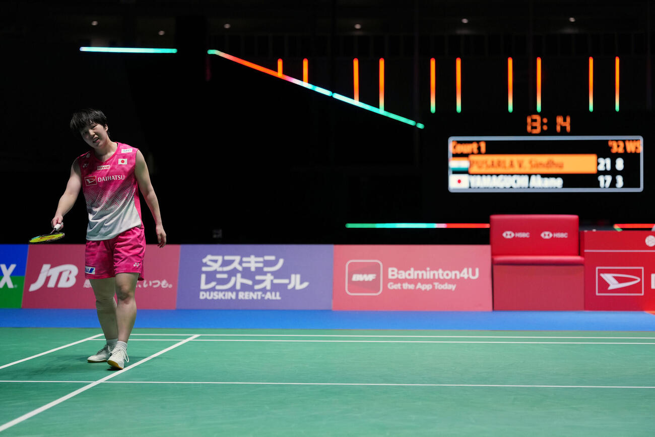 女子シングルス決勝でポイントを奪われた山口茜（撮影・滝沢徹郎）
