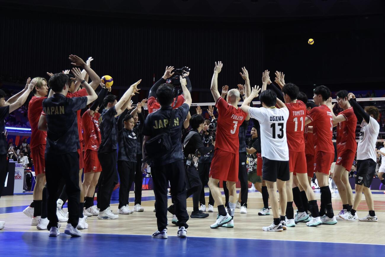 日本対アルゼンチン　円陣を組みウォーミングアップを開始する日本の選手たち（撮影・前田充）
