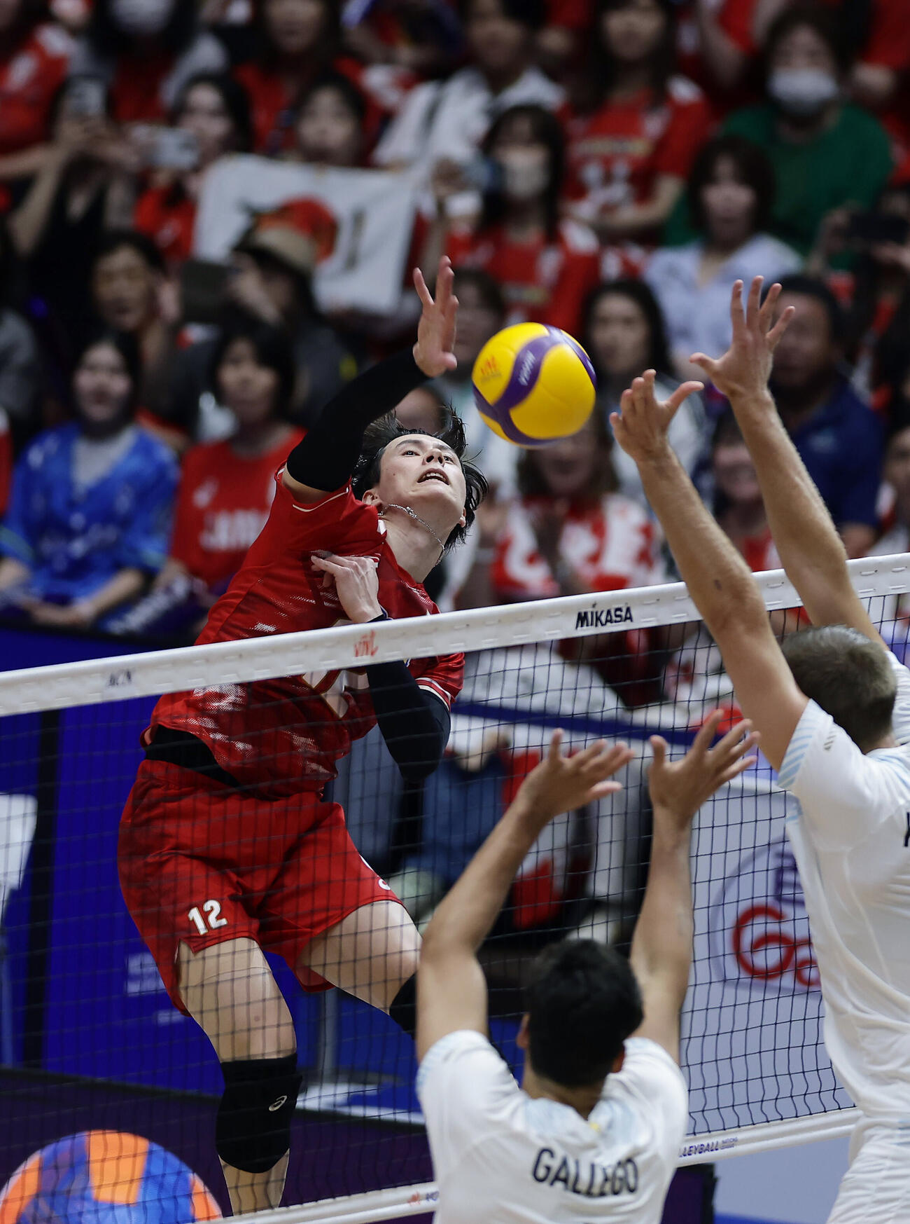 日本対アルゼンチン　第2セット、スパイクを決める高橋藍（左）（撮影・前田充）