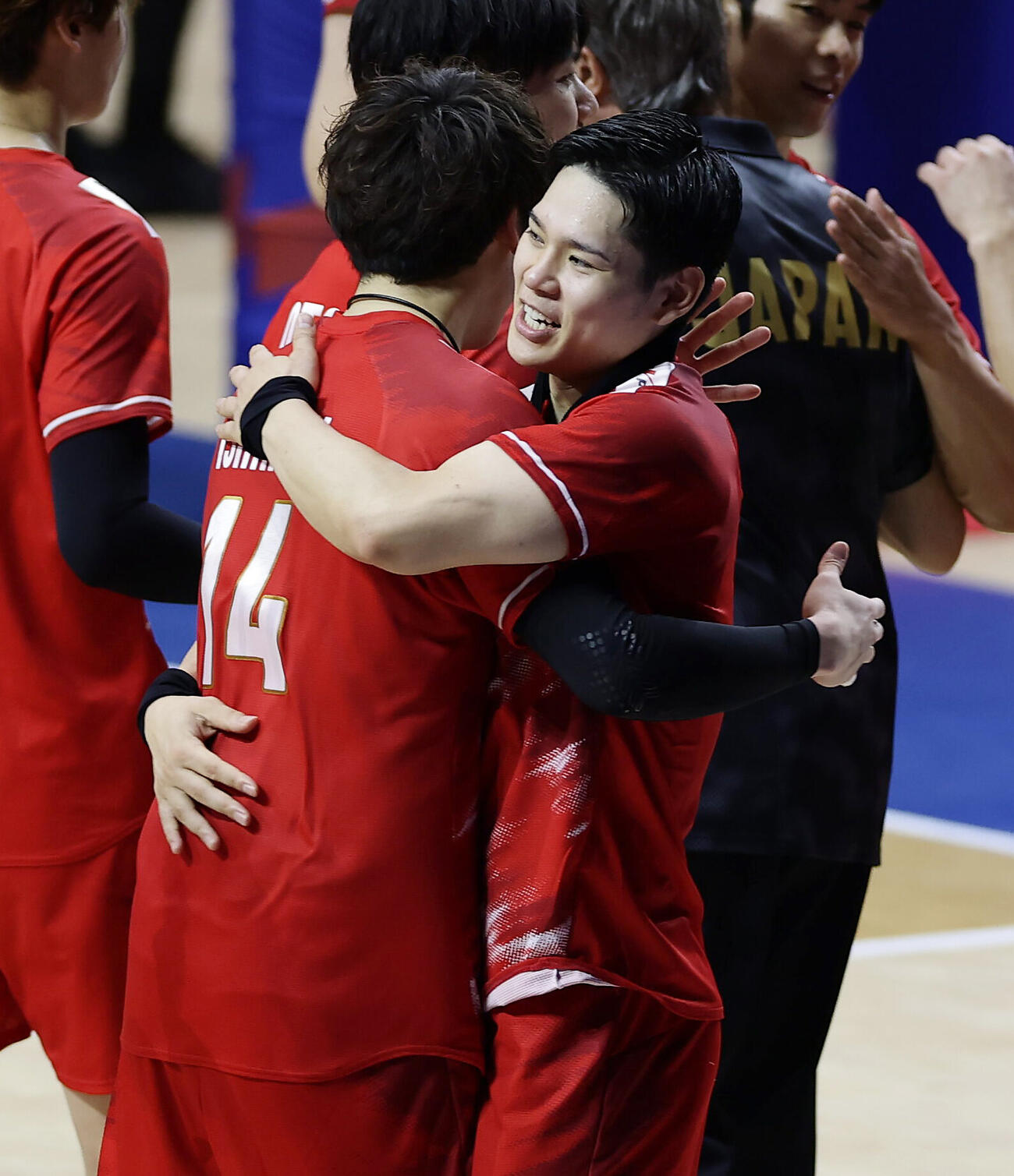 日本対アルゼンチン　アルゼンチンに勝利し12連勝を飾り、石川祐希（左）と抱き合う西田有志（撮影・前田充）