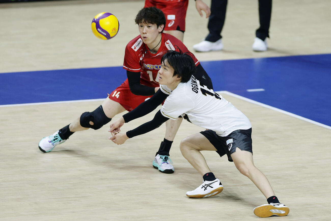 日本対アルゼンチン　第3セット、相手のスパイクをレシーブする小川智大。左は石川祐希（撮影・前田充）