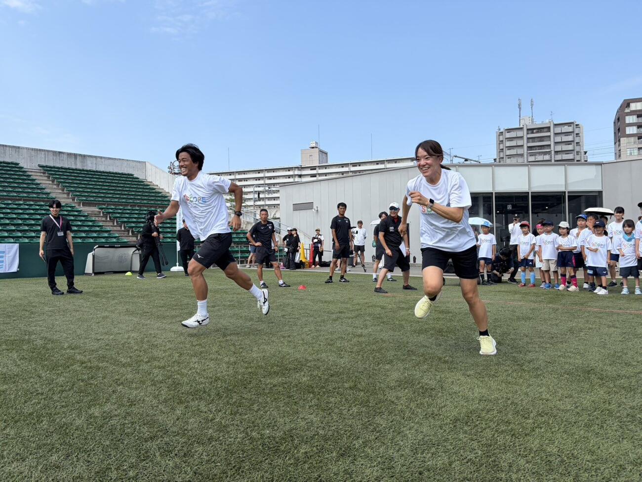 デモンストレーションを見せるゲストの丸橋祐介氏（左）と高橋侑子氏