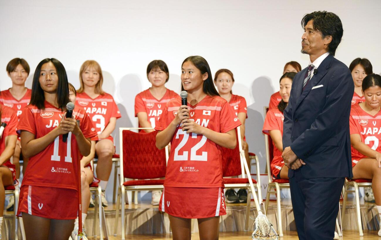 記者会見に臨んだラクロス女子の（手前左から）中沢こころとねがい。右は父の中沢佑二さん（共同）