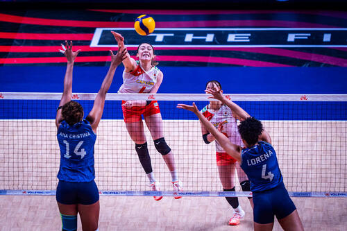 バレーボール・ネーションズリーグ(VNL)女子日本代表、準々決勝ブラジル戦(C)Volleyball World