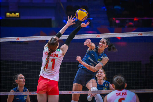 バレーボール・ネーションズリーグ(VNL)女子日本代表、準々決勝ブラジル戦(C)Volleyball World