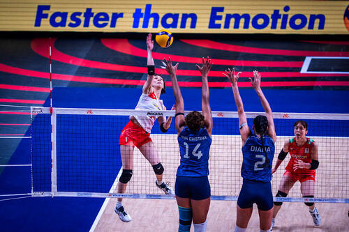 バレーボール・ネーションズリーグ(VNL)女子日本代表、準々決勝ブラジル戦(C)Volleyball World