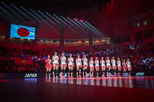整列する日本女子代表(C)Volleyball World
