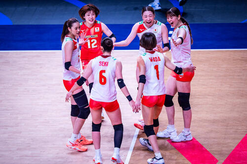 円陣を組む日本女子代表(C)Volleyball World