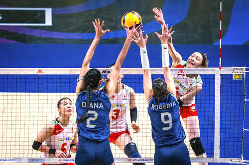 ブラジル戦でスパイクを放つ日本の石川(右)=マカオ(Volleyball World提供)