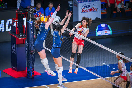 バレーボール・ネーションズリーグ(VNL)女子日本代表、準々決勝ブラジル戦(C)Volleyball World