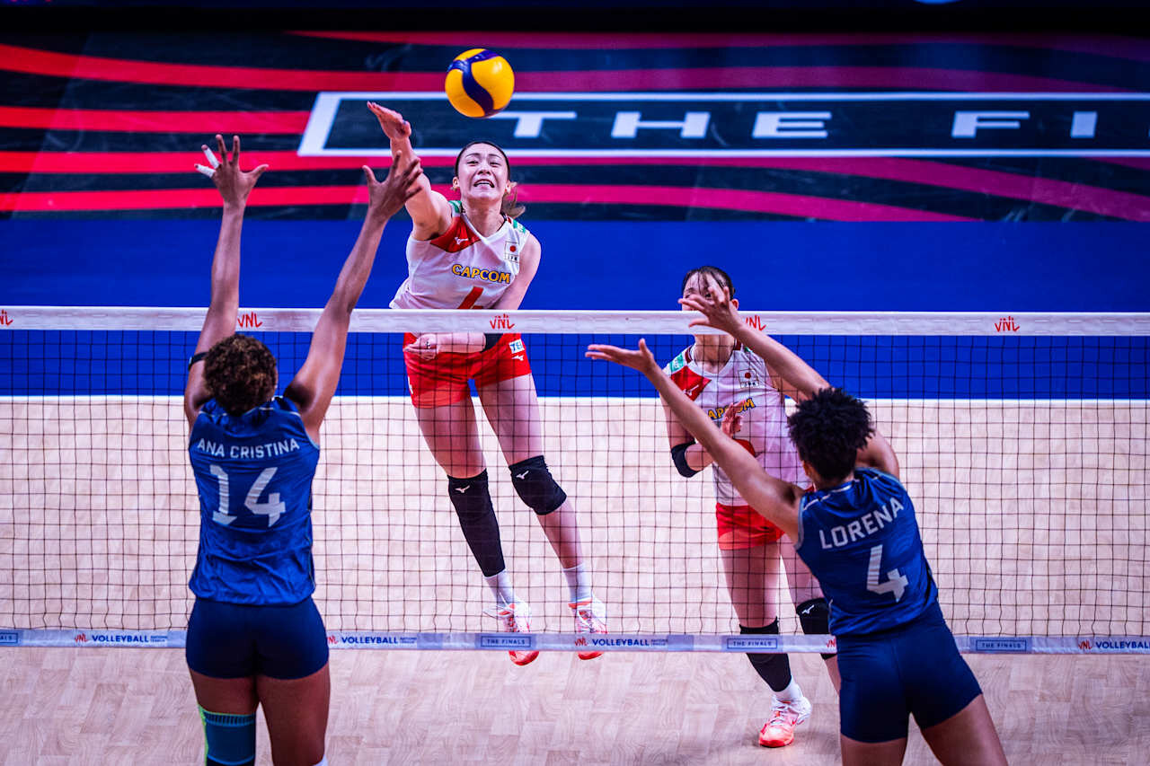 バレーボール・ネーションズリーグ（VNL）女子日本代表、準々決勝ブラジル戦（C）Volleyball World