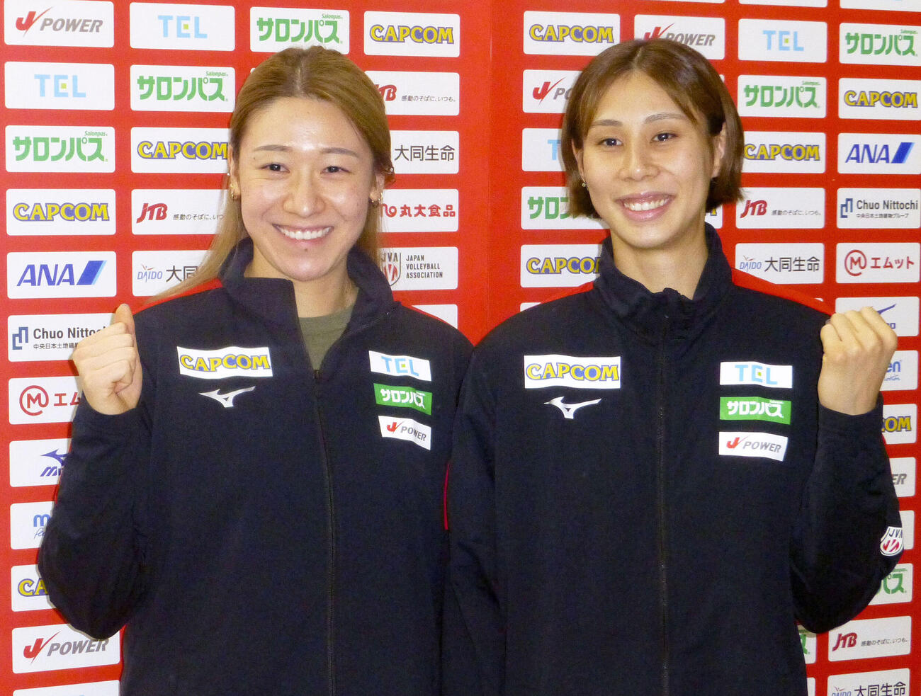 バレーボールのネーションズリーグ女子決勝大会から帰国した主将の石川真佑（左）と和田由紀子＝24日、成田空港（共同）
