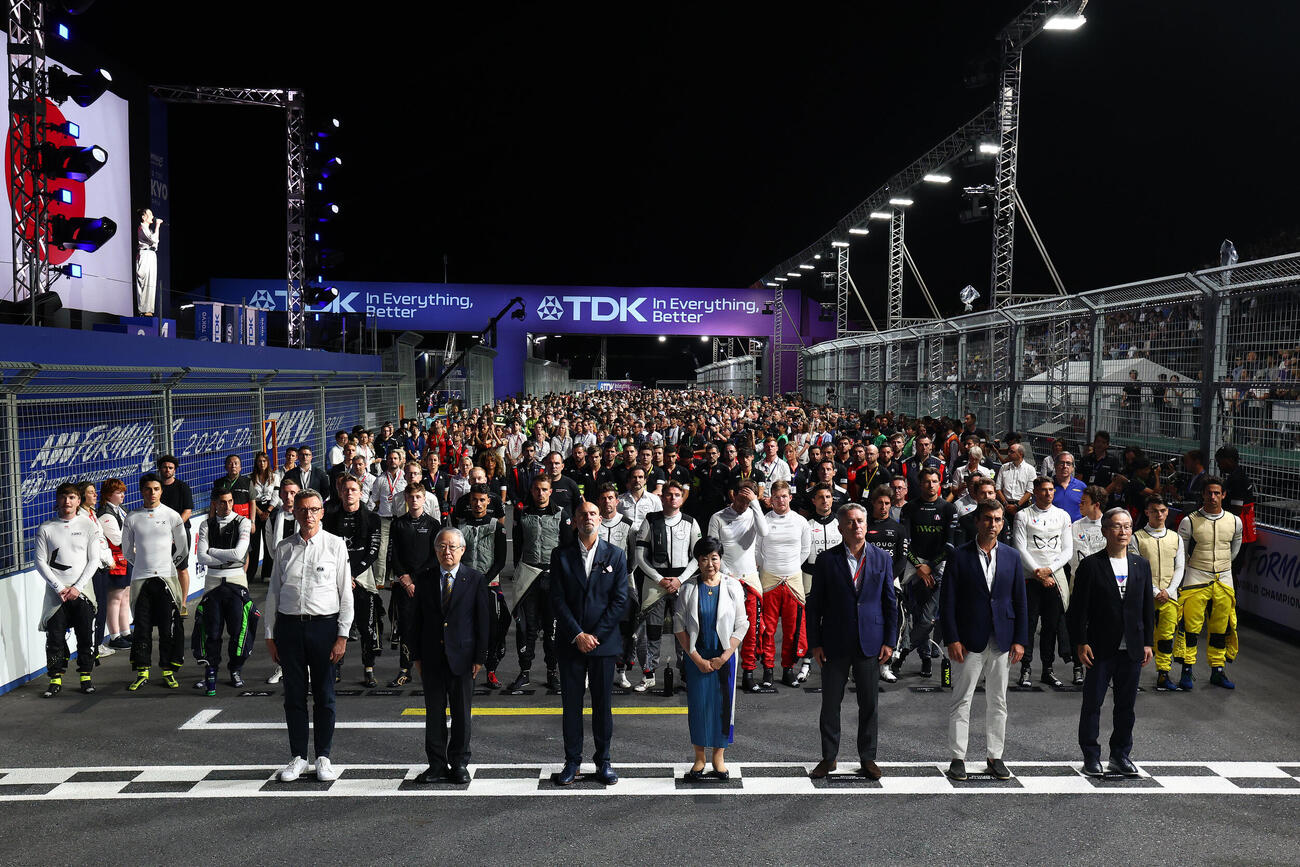 初のナイトレースを前に小池百合子都知事（中央）ら全員集合（(C) Formula E Holdings Limited, 2026提供）