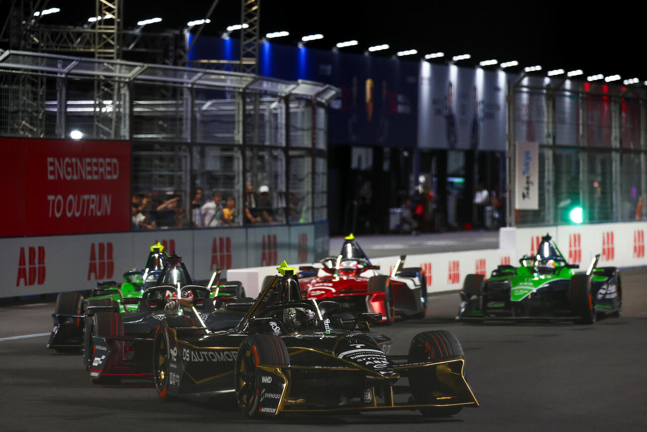 初のナイトレースは激戦に（(C) Formula E Holdings Limited, 2026提供）