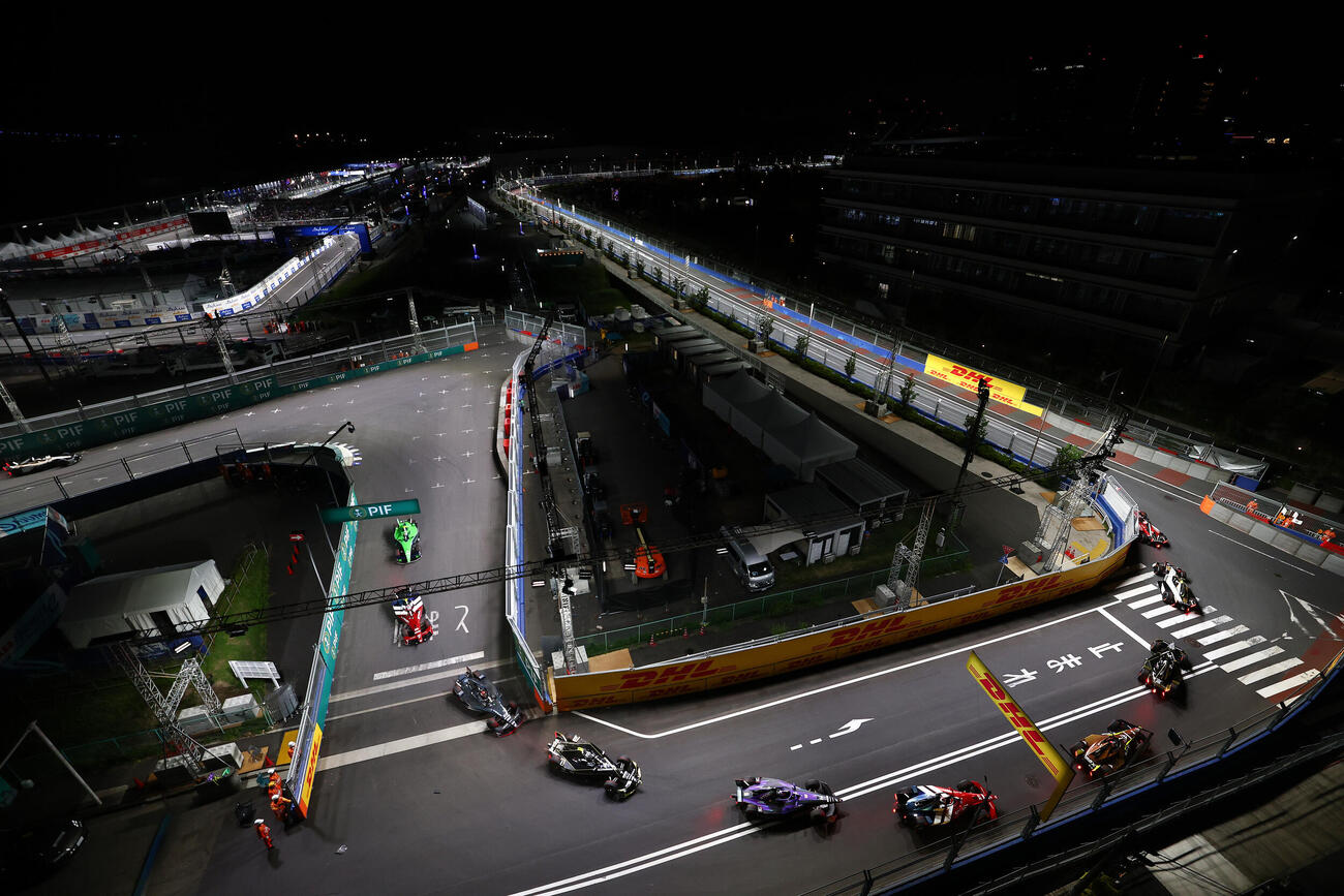 横断歩道と「止まれ」を通過するフォーミュラEカー（(C) Formula E Holdings Limited, 2026提供）