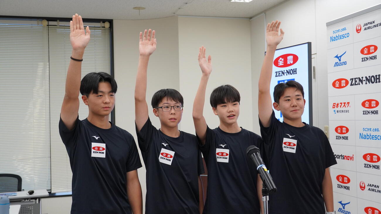 選手宣誓を行う昨年優勝の青森CA