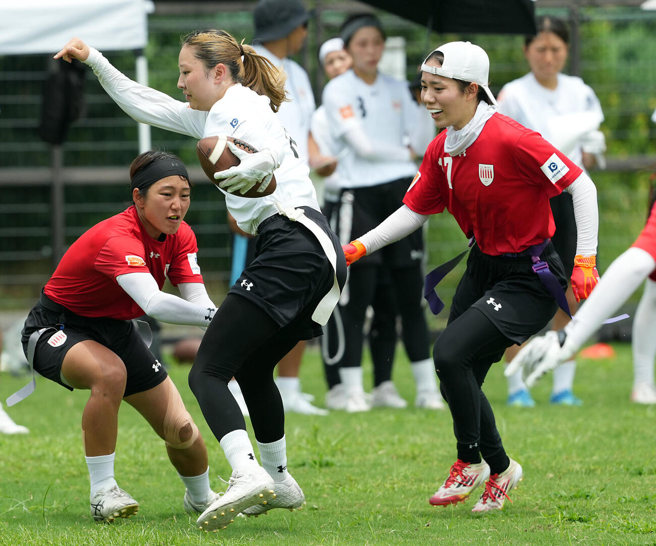 相手のマークに付くフラッグフットボール女子日本代表・仲埜心葉（右）（撮影・たえ見朱実）