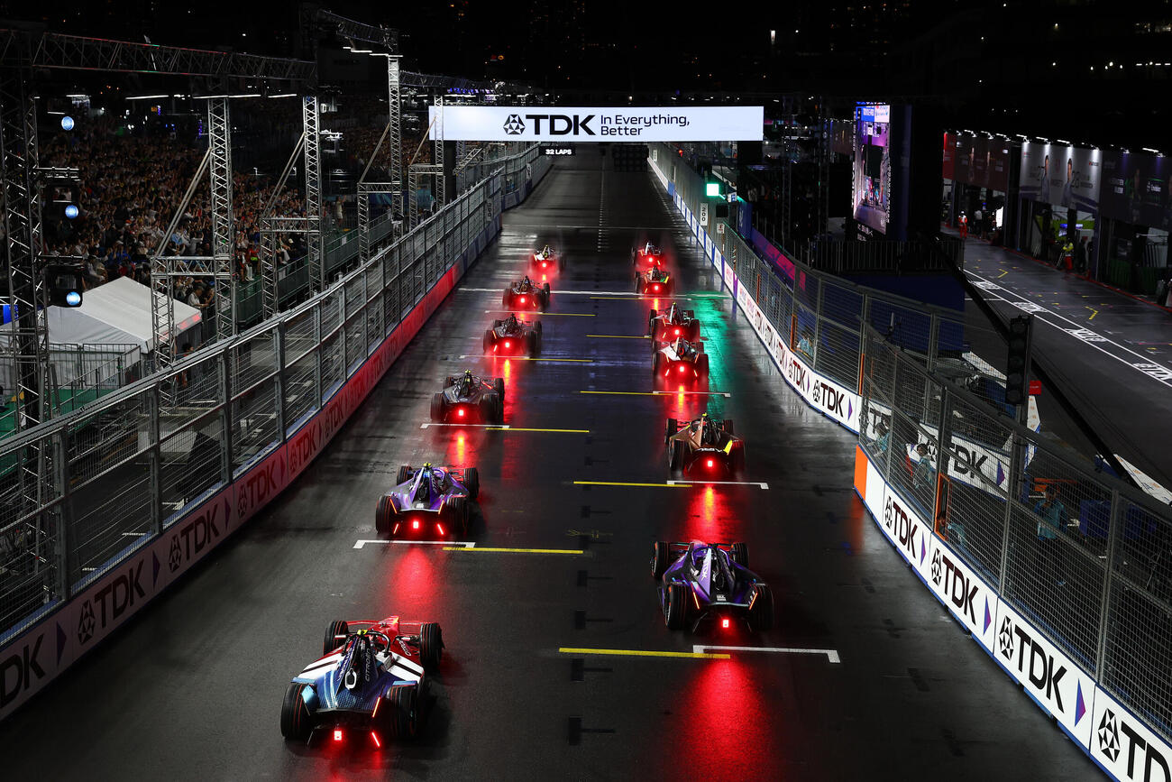 レース開始を待つ各マシン（(C) Formula E Holdings Limited, 2026提供）
