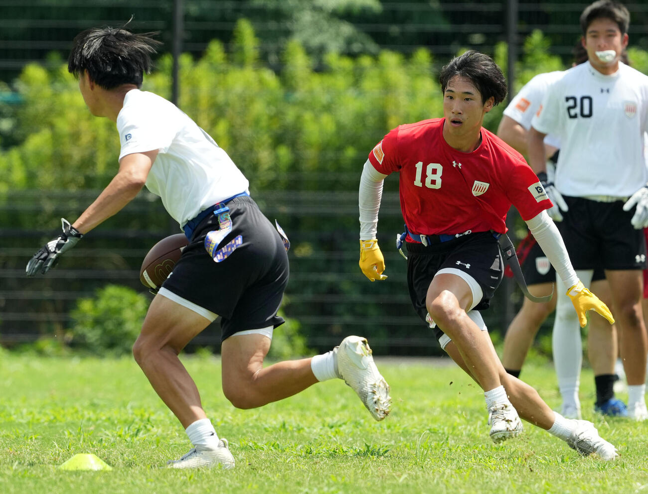 相手のマークにつくフラッグフットボール男子日本代表・奥村倖大（撮影・たえ見朱実）