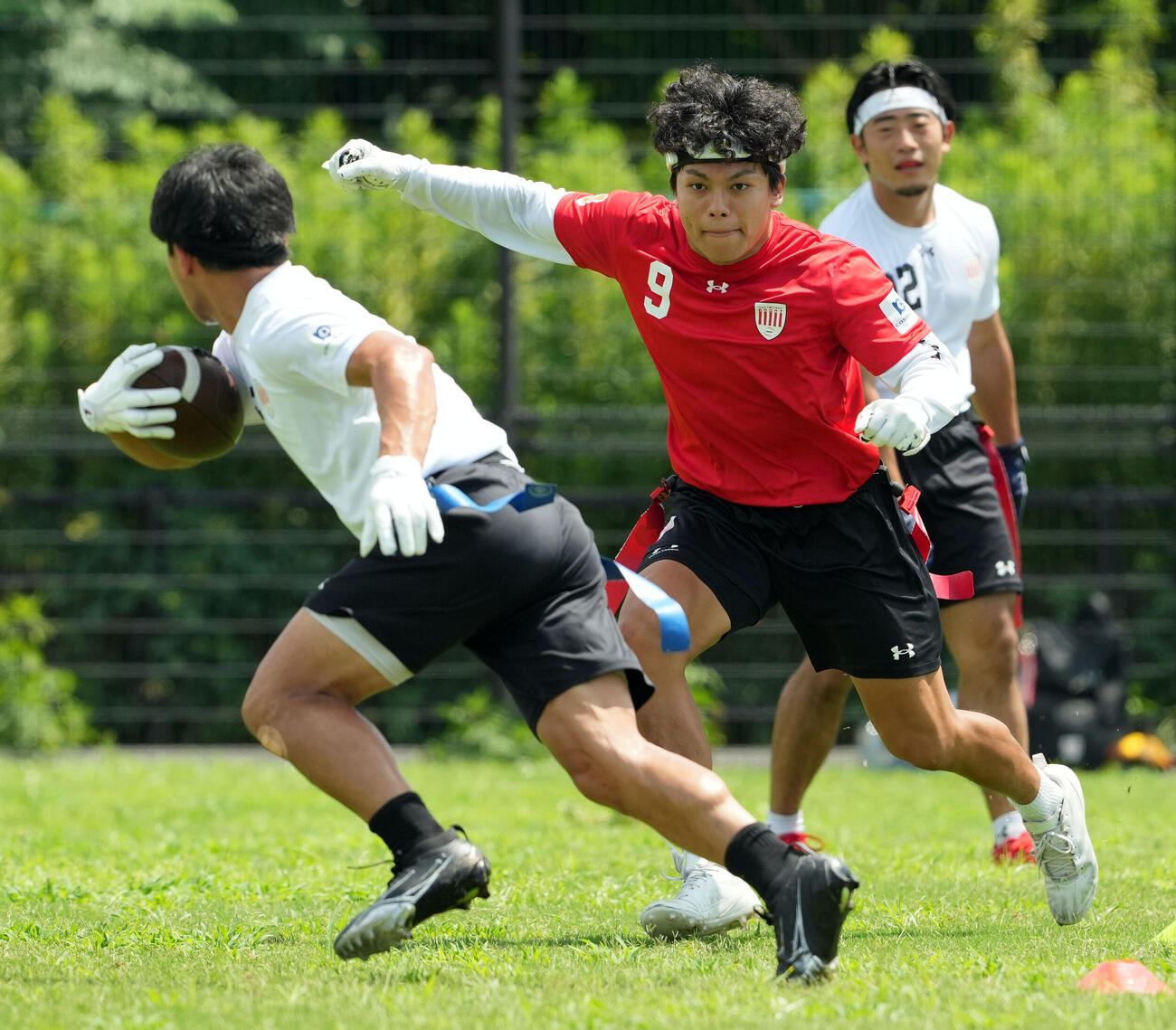 相手のマークにつくフラッグフットボール男子日本代表・鈴木晴貴（撮影・たえ見朱実）