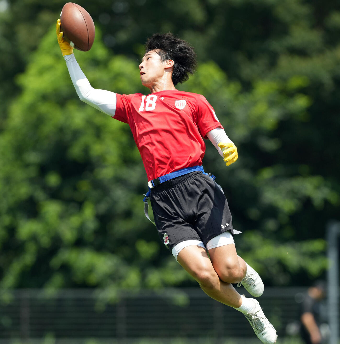 パスを受けるフラッグフットボール男子日本代表・奥村倖大（撮影・たえ見朱実）