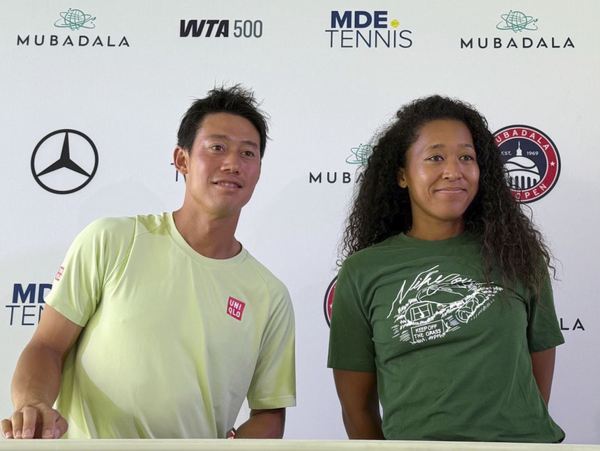 撮影に応じる男子テニスの錦織圭（左）と女子の大坂なおみ＝26日、米ワシントン（共同）