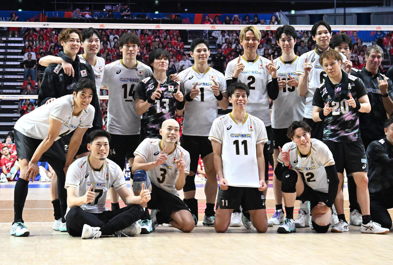 日本対ベルギー　ベルギーに勝利し記念撮影をする日本代表選手ら（撮影・石井愛子）