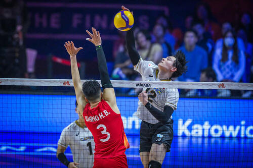 バレーボール・ネーションズリーグ(VNL)男子日本代表、準々決勝中国戦(C)Volleyball World