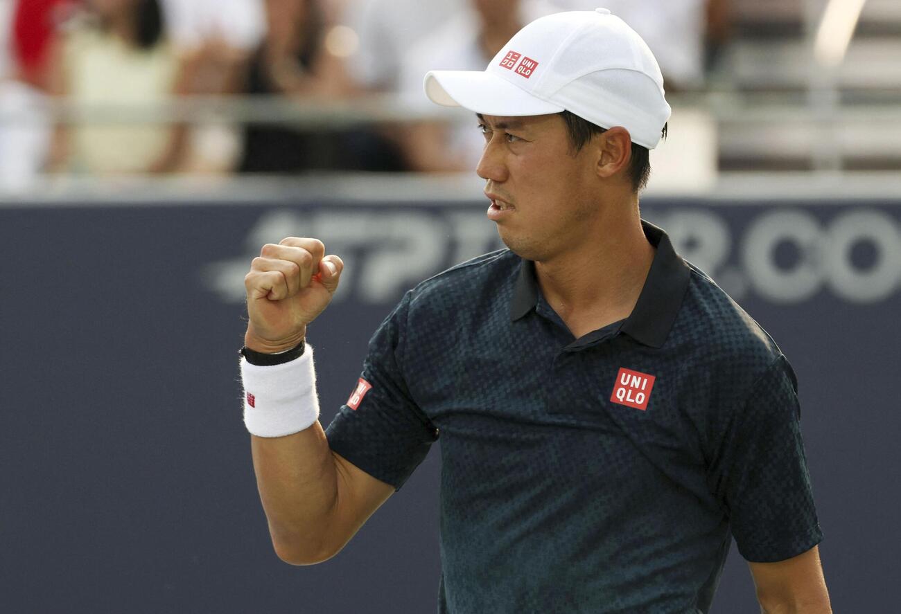 現役引退表明後初のツアー大会となるムバダラDCオープンの男子シングルス1回戦でポイントを奪い、拳を握る錦織圭＝ワシントン（ロイター＝共同）