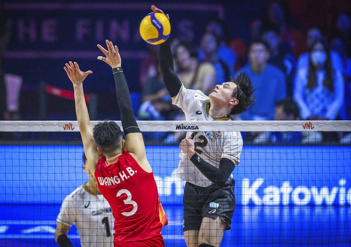 中国戦でスパイクを放つ高橋藍（Volleyball World提供）