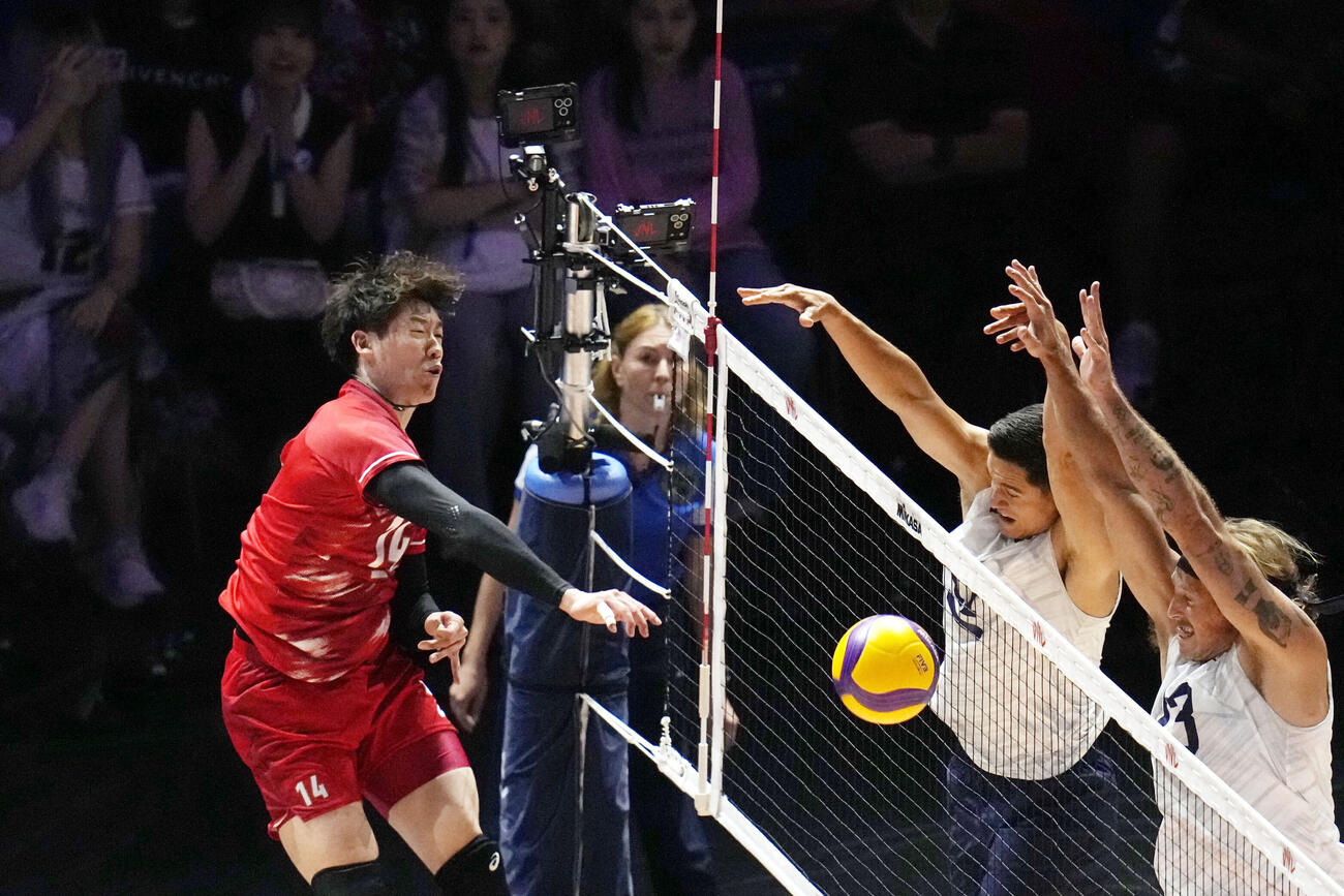 日本－米国　第3セット、スパイクをブロックされる石川＝寧波（共同）