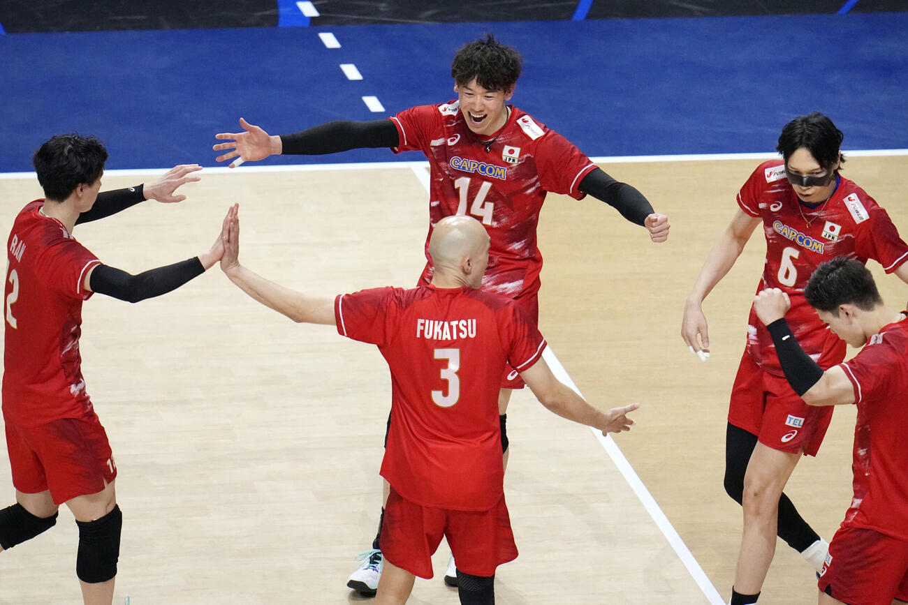 日本対米国　第3セット、得点を喜ぶ石川（14）ら（共同）