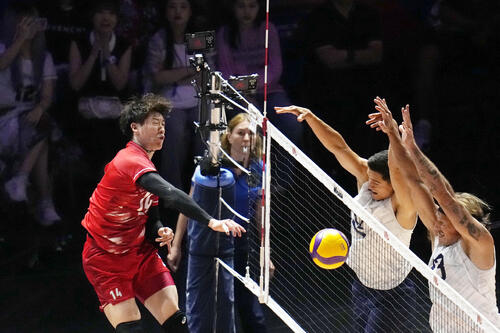 日本-米国 第3セット、スパイクをブロックされる石川=寧波(共同)