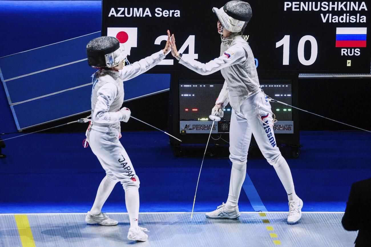 女子フルーレ団体の準々決勝でロシア選手と対戦した東晟良（左）＝香港（タス＝共同）