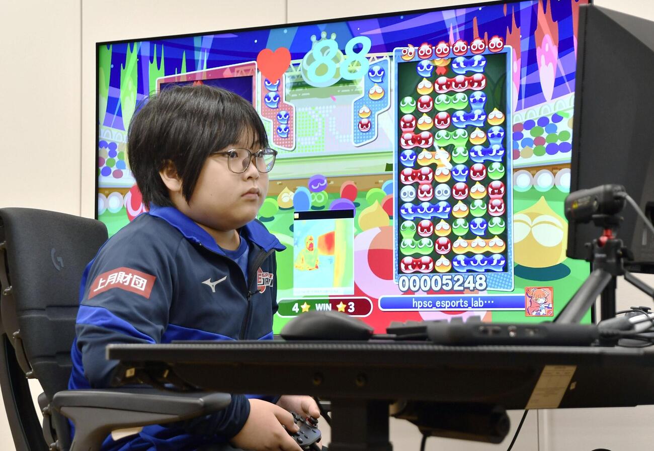 パズルゲーム「ぷよぷよ」を練習するアジア大会日本代表の栗原悠輝＝31日、東京都北区