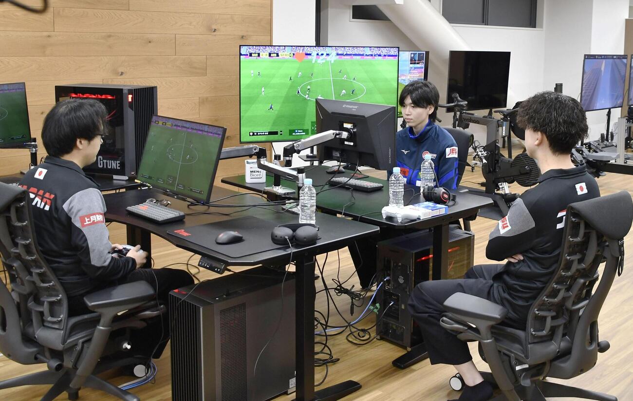 新たに設けたeスポーツの強化、研究拠点で練習する日本代表選手ら＝31日、東京都北区