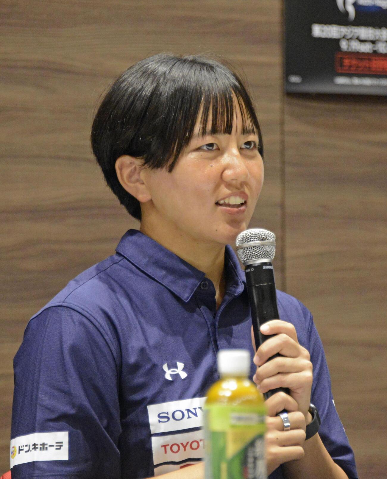 記者会見するホッケー女子日本代表の工藤優主将（共同）