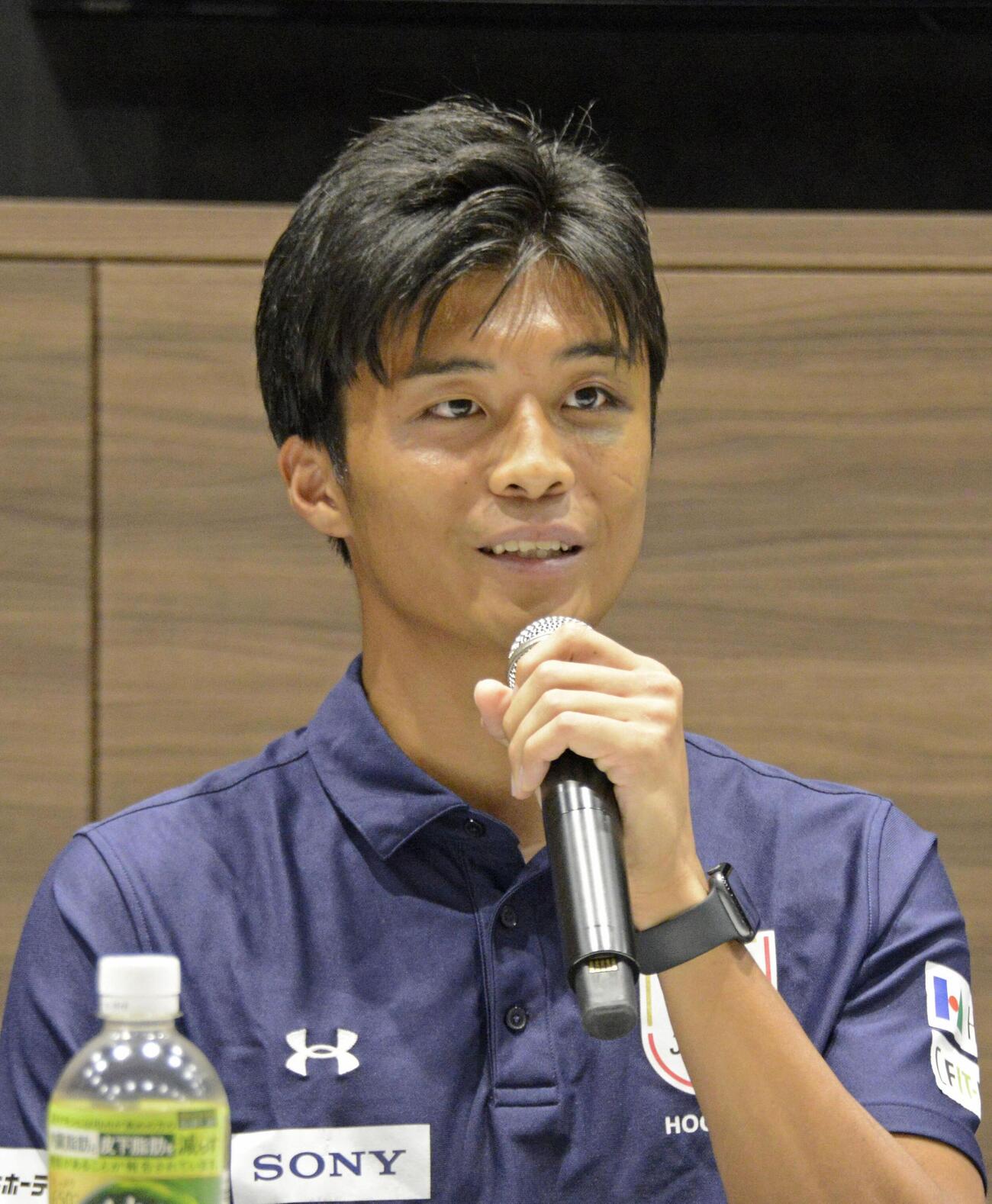 記者会見するホッケー男子日本代表の藤島来葵主将（共同）