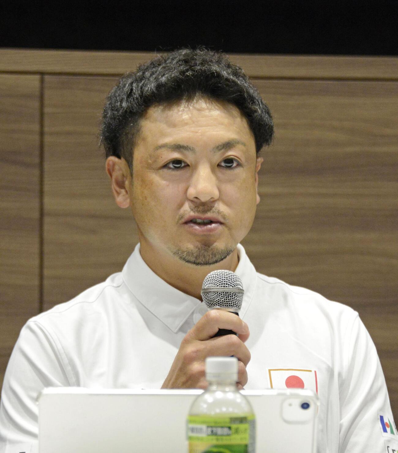 記者会見するホッケー男子日本代表の穴井善博監督（共同）