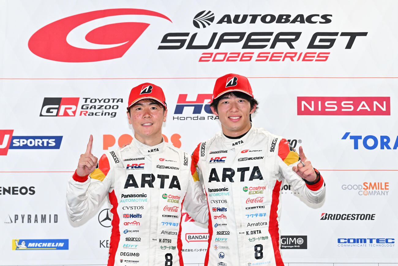 GT500クラスでポールポジションを獲得した大津弘樹と太田格之進（左から＝GTA提供）