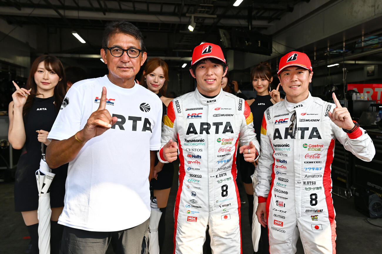 GT500クラスでポールポジションを獲得した鈴木亜久里監督、太田格之進、大津弘樹（左から＝GTA提供）