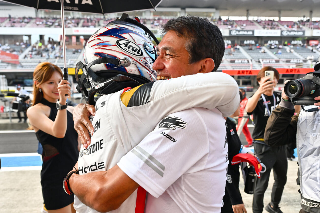GT500クラスでポールポジションを獲得した太田は鈴木亜久里監督と歓喜の抱擁（左から＝GTA提供）