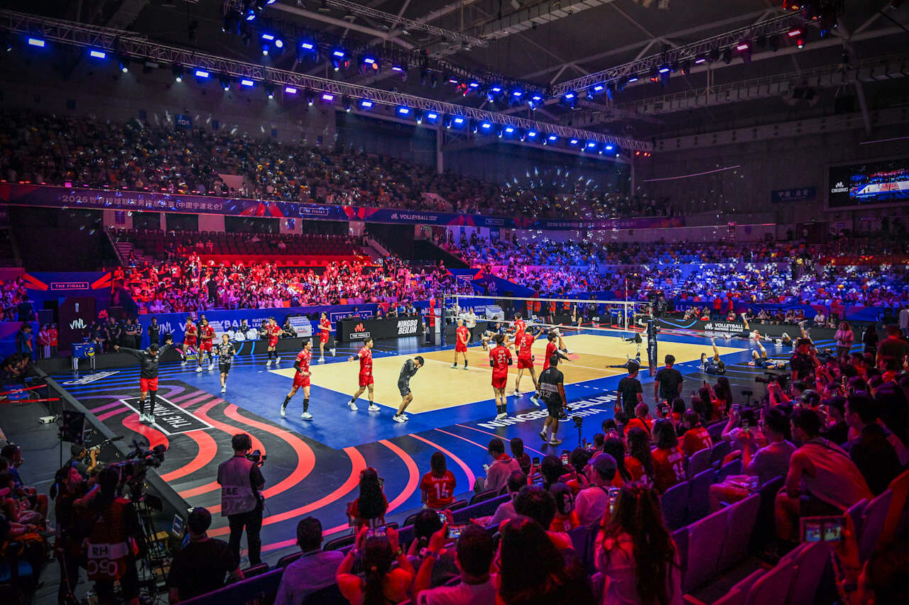 バレーボール・ネーションズリーグ（VNL）男子日本代表、準決勝米国戦（C）Volleyball World