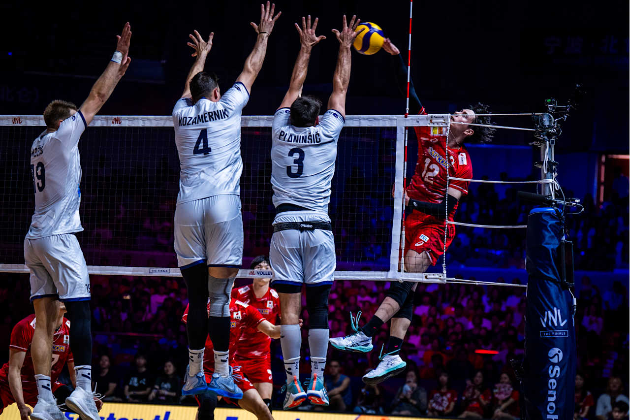 バレーボール・ネーションズリーグ（VNL）日本代表対スロベニア、男子３位決定戦（C）Volleyball World