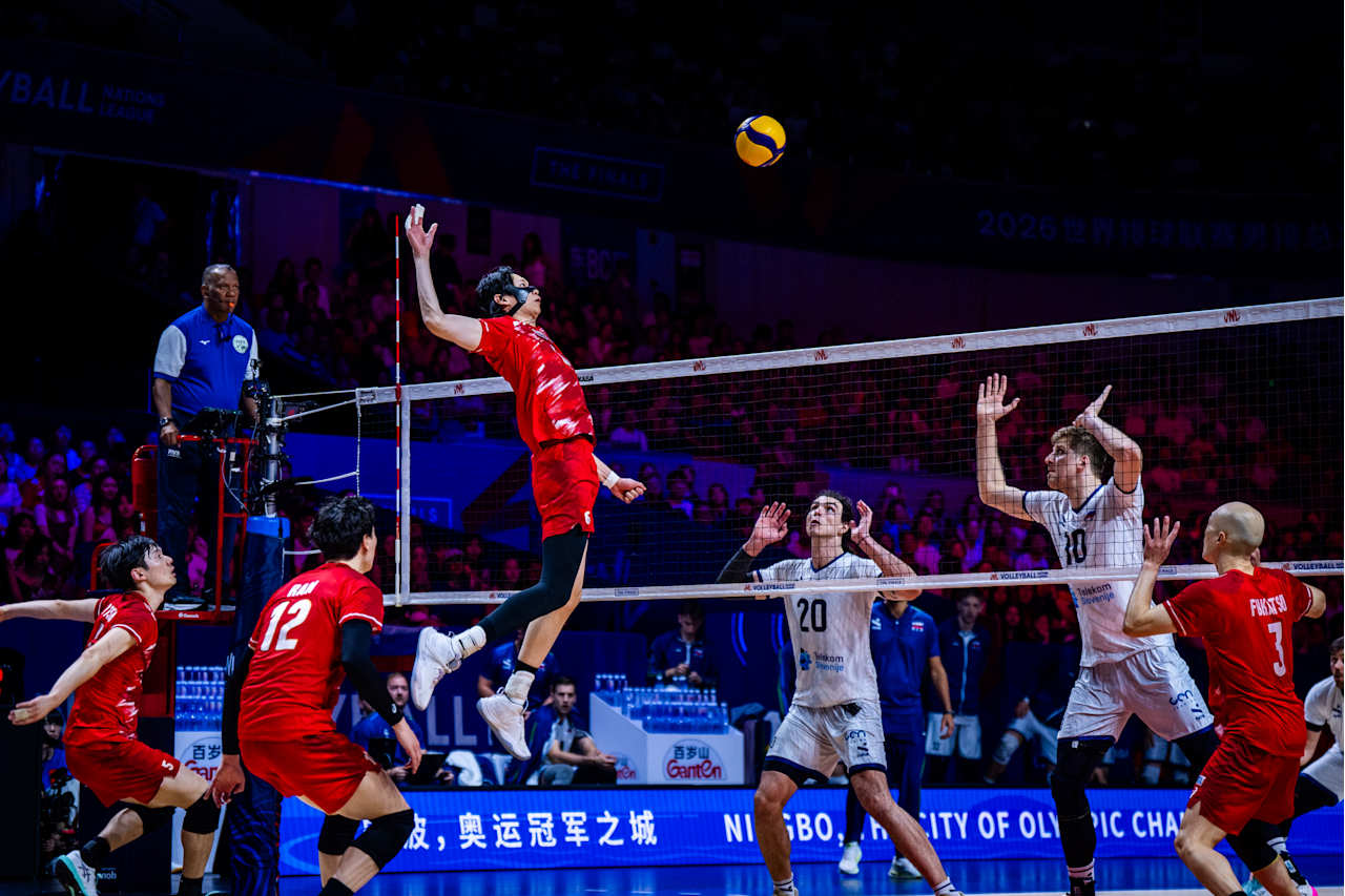 バレーボール・ネーションズリーグ（VNL）日本代表対スロベニア、男子３位決定戦（C）Volleyball World